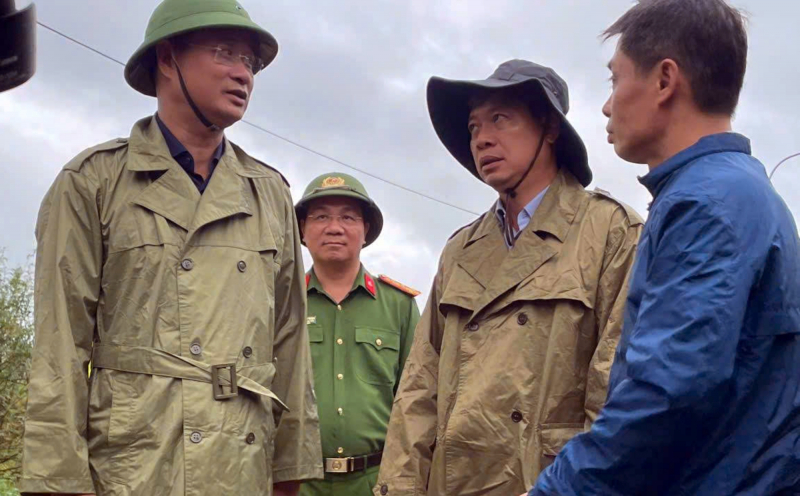 Cảnh sát cơ động tặng nước uống, thực phẩm cho người dân vùng lũ -0