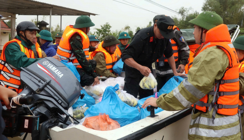 Trung đoàn Cảnh sát cơ động Trung Bộ hỗ trợ người dân ứng phó mưa lũ -0