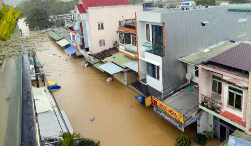 Trắng đêm hỗ trợ người dân vùng ngập lụt sâu, sạt lở đất -0