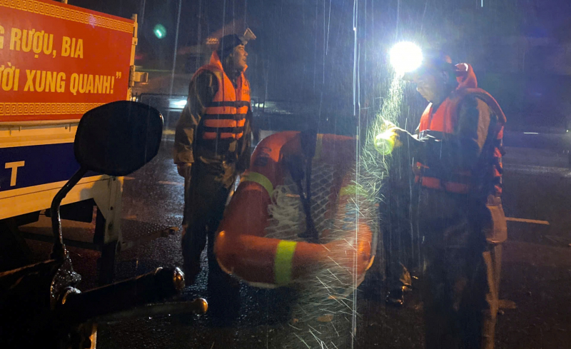 Trắng đêm hỗ trợ người dân vùng ngập lụt sâu, sạt lở đất -0