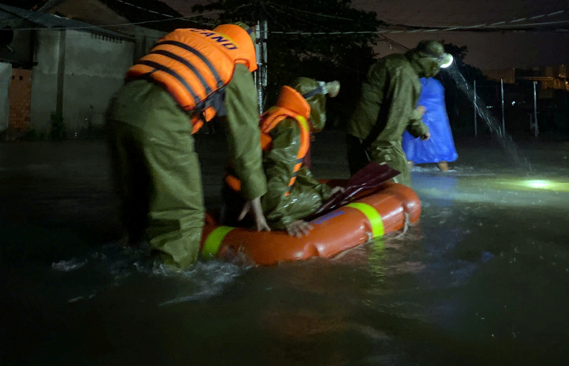 Trắng đêm hỗ trợ người dân vùng ngập lụt sâu, sạt lở đất -0