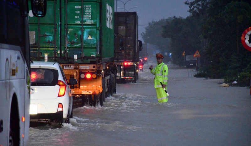 Trắng đêm hỗ trợ người dân vùng ngập lụt sâu, sạt lở đất -0