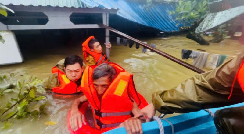 Ứng cứu thành công 2 vụ lật đò, 1 chiến sĩ bị thương khi cứu dân mắc kẹt trong lũ -0