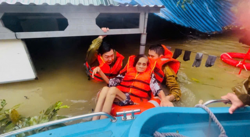 Ứng cứu thành công 2 vụ lật đò, 1 chiến sĩ bị thương khi cứu dân mắc kẹt trong lũ -1