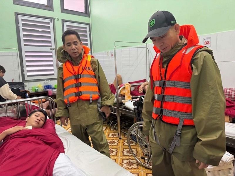 Ứng cứu thành công 2 vụ lật đò, 1 chiến sĩ bị thương khi cứu dân mắc kẹt trong lũ -0