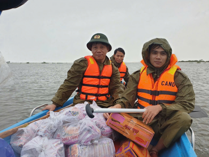 Ứng cứu thành công 2 vụ lật đò, 1 chiến sĩ bị thương khi cứu dân mắc kẹt trong lũ -0