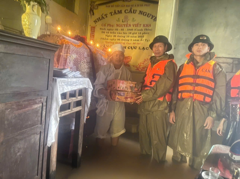 Ứng cứu thành công 2 vụ lật đò, 1 chiến sĩ bị thương khi cứu dân mắc kẹt trong lũ -1