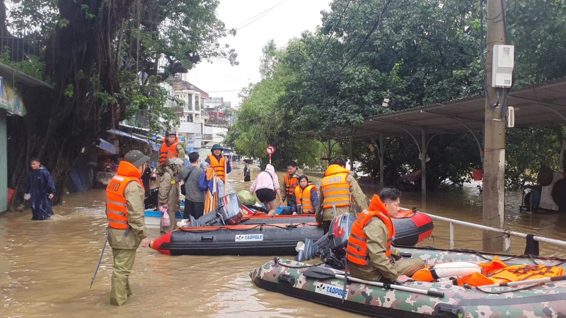 Ứng cứu thành công 2 vụ lật đò, 1 chiến sĩ bị thương khi cứu dân mắc kẹt trong lũ -0
