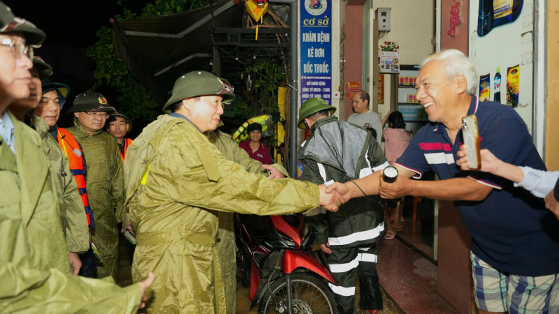 Chủ động bảo đảm nguồn lương thực, nước uống, thuốc men và phương tiện di chuyển cho người dân vùng ngập sâu -0