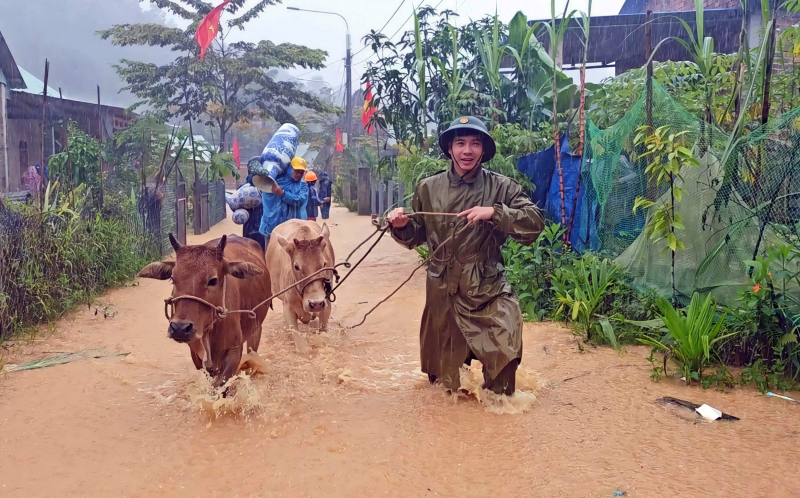 Trắng đêm hỗ trợ người dân vùng ngập lụt sâu, sạt lở đất -0