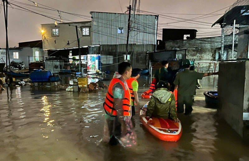 Công an Lâm Đồng trắng đêm di dời, giải cứu người dân trong mưa lũ -0
