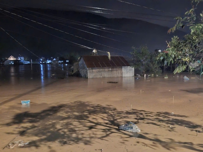 Công an Lâm Đồng trắng đêm di dời, giải cứu người dân trong mưa lũ -0