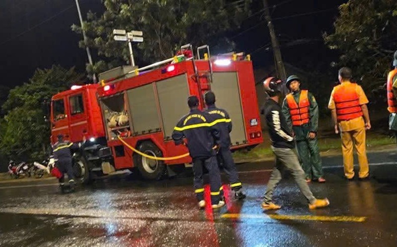 Công an Lâm Đồng trắng đêm di dời, giải cứu người dân trong mưa lũ -0