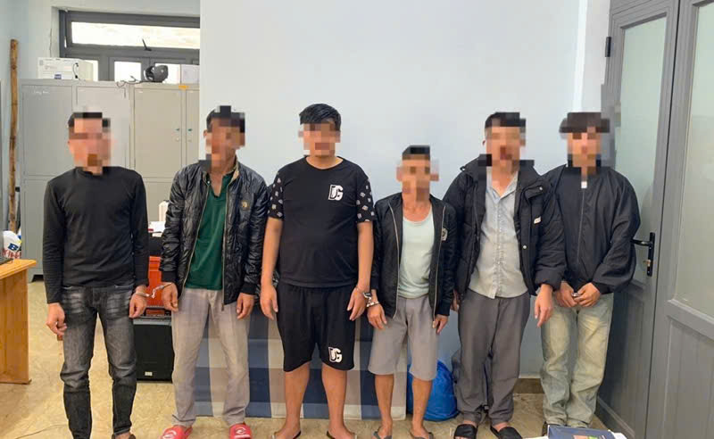 Tạm giữ 6 thanh niên môi giới, mua dâm cô gái 15 tuổi -0