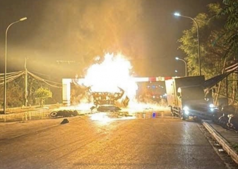 Caminhão-tanque de gás liquefeito explodiu durante viagem no Parque Industrial Pho Noi A -0