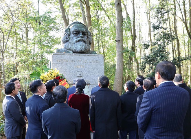 Vietnamese Party General Secretary pays tribute to proletariat leader Karl Marx in London -0