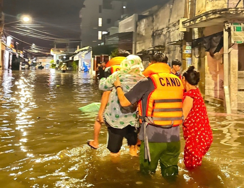 Công an Lâm Đồng trắng đêm di dời, giải cứu người dân trong mưa lũ -0