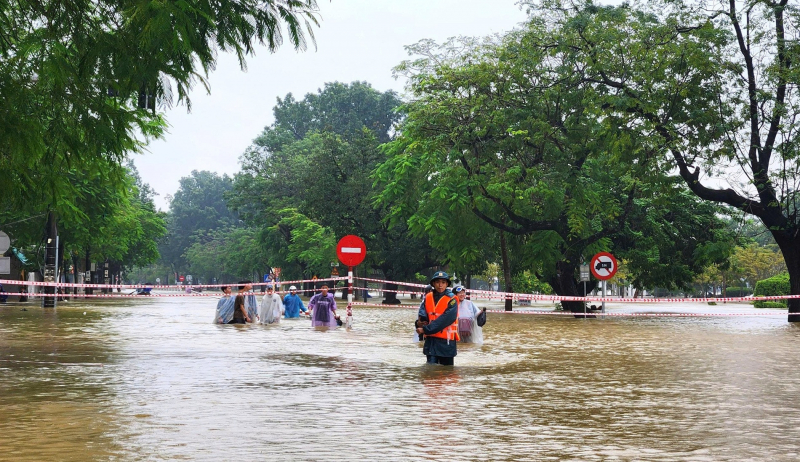 In der Zentralregion regnet es weiterhin stark, in Hanoi scheint die Sonne -0