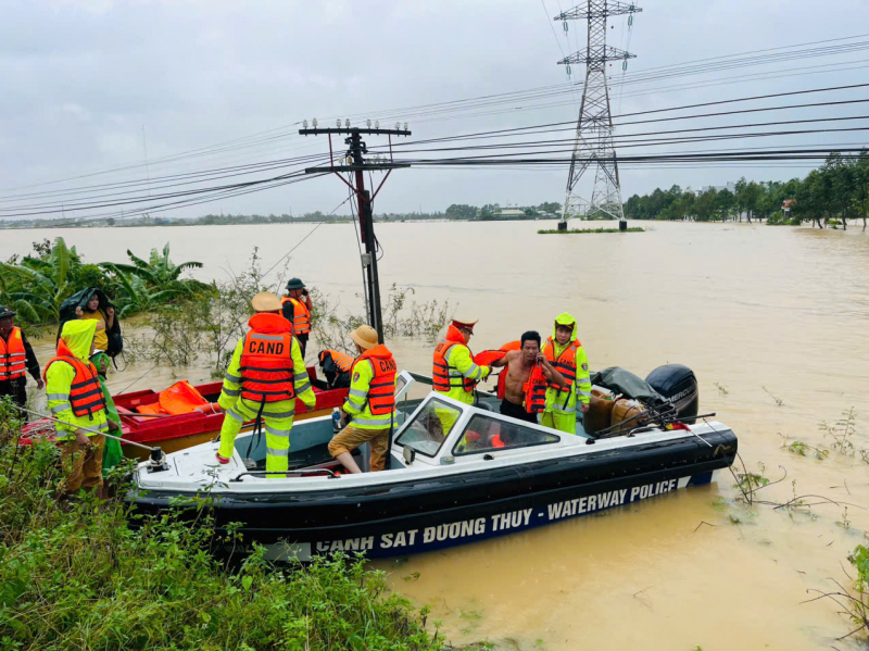Công an Đà Nẵng tiếp tục khẩn cấp giúp di dời hàng trăm hộ dân khỏi vùng ngập sâu  -0