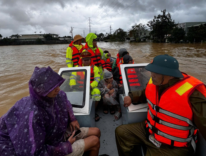 Công an Đà Nẵng tiếp tục khẩn cấp giúp di dời hàng trăm hộ dân khỏi vùng ngập sâu  -2