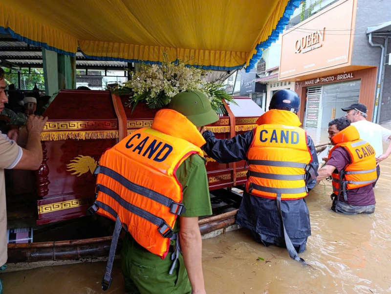 Đà Nẵng: Dầm mình giữa nước lũ, chiến sĩ Công an giúp dân hoàn thành đám tang trong vùng cô lập -1