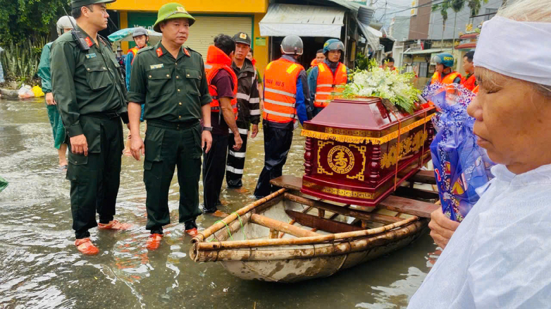 Đà Nẵng: Dầm mình giữa nước lũ, chiến sĩ Công an giúp dân hoàn thành đám tang trong vùng cô lập -0