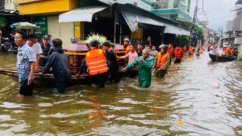 Đà Nẵng: Dầm mình giữa nước lũ, chiến sĩ Công an giúp dân hoàn thành đám tang trong vùng cô lập -3