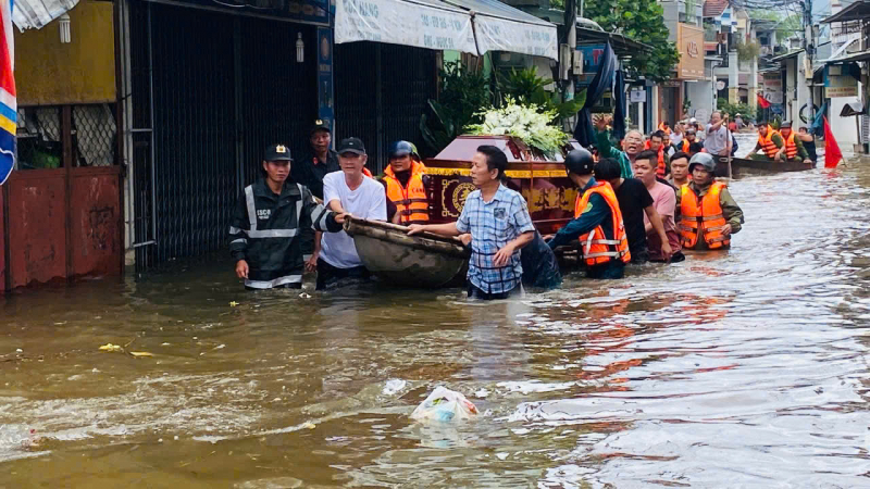 Đà Nẵng: Dầm mình giữa nước lũ, chiến sĩ Công an giúp dân hoàn thành đám tang trong vùng cô lập -5