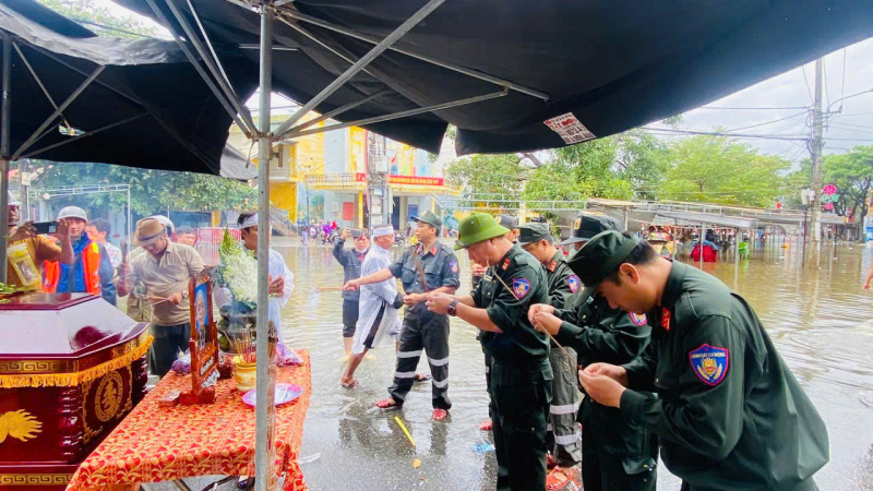 Đà Nẵng: Dầm mình giữa nước lũ, chiến sĩ Công an giúp dân hoàn thành đám tang trong vùng cô lập -1