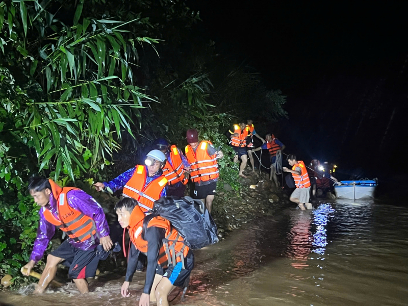 Giải cứu 6 người giữa lũ và tìm thấy thi thể người mất tích -0