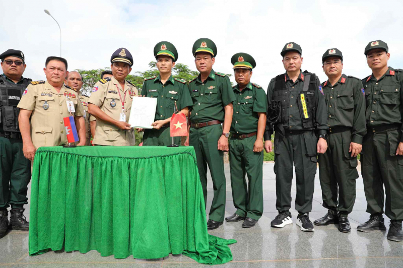 Thứ trưởng Nguyễn Văn Long hội đàm với Tổng cục trưởng Tổng cục Công an quốc gia, Bộ Nội vụ Campuchia -0