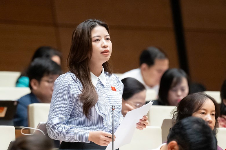 Thị trường vàng phức tạp, bạo lực học đường, hành hung nhân viên y tế gây bức xúc -0