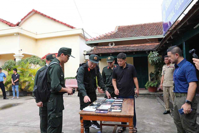 Thứ trưởng Nguyễn Văn Long hội đàm với Tổng cục trưởng Tổng cục Công an quốc gia, Bộ Nội vụ Campuchia -2