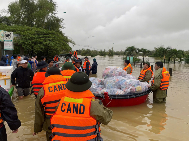 Đà Nẵng căng mình trong lũ, 6 người chết, 4 người mất tích, hàng chục nghìn hộ ngập sâu -1