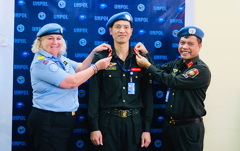 Thiêng liêng những lễ trao quân hàm tại châu Phi