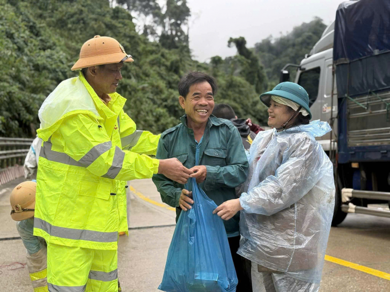 Partial traffic opening on Lo Xo Pass, dozens of drivers rescued from being stuck -0