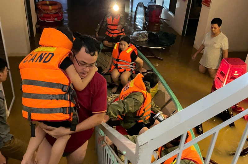 Kiên cường trong lũ dữ, làm điểm tựa vững chắc cho nhân dân -0