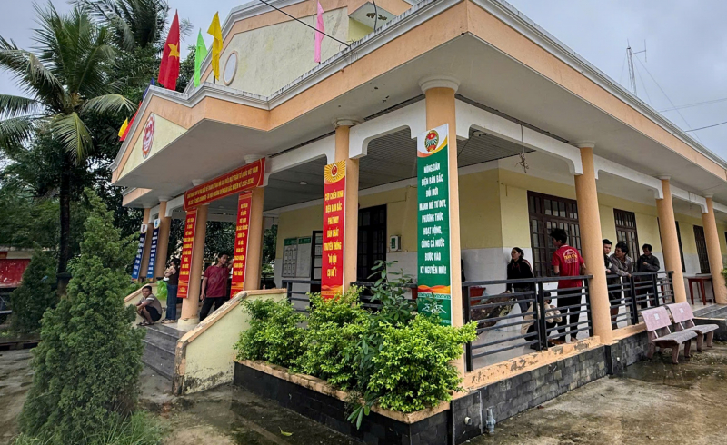 Kiên cường trong lũ dữ, làm điểm tựa vững chắc cho nhân dân -0