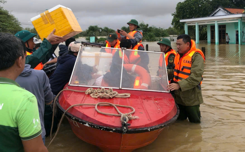 Kiên cường trong lũ dữ, làm điểm tựa vững chắc cho nhân dân -0