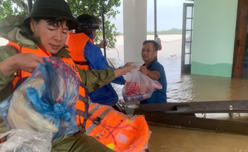 Kiên cường trong lũ dữ, làm điểm tựa vững chắc cho nhân dân -0