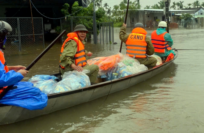 Kiên cường trong lũ dữ, làm điểm tựa vững chắc cho nhân dân -0