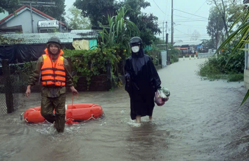 Kiên cường trong lũ dữ, làm điểm tựa vững chắc cho nhân dân -0