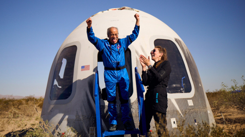 Phi công vũ trụ lớn tuổi nhất -0