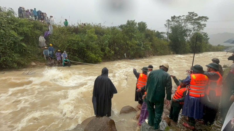 استفاده از طناب برای حمل غذا به دهها خانوار اقلیت قومی منزوی -0
