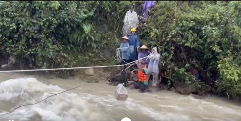 استفاده از طناب برای حمل غذا به دهها خانوار اقلیت قومی منزوی -1