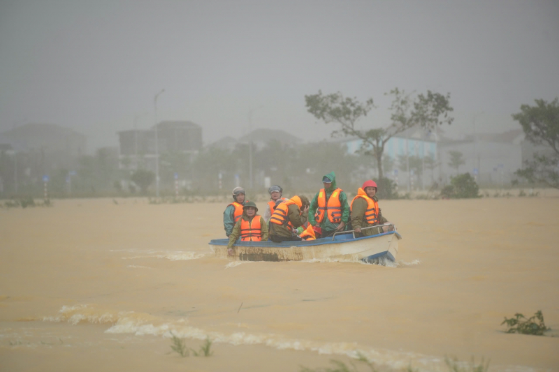 استفاده از طناب برای حمل غذا به دهها خانوار اقلیت قومی منزوی -0