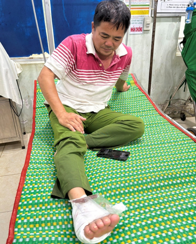 Công an tỉnh Quảng Ngãi căng mình giúp dân ứng phó mưa lũ lớn -0