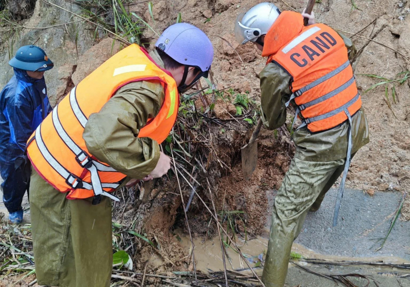 Công an tỉnh Quảng Ngãi căng mình giúp dân ứng phó mưa lũ lớn -0