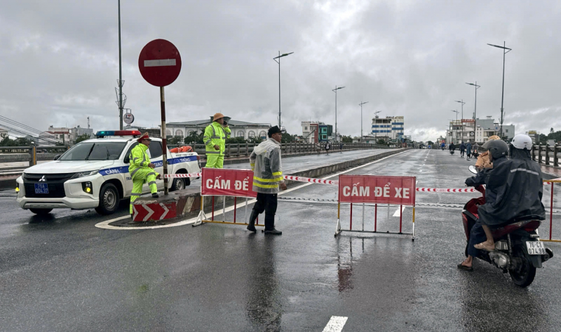 Công an tỉnh Quảng Ngãi căng mình giúp dân ứng phó mưa lũ lớn -0