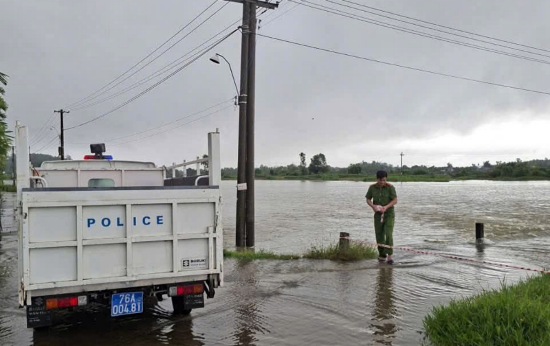 Công an tỉnh Quảng Ngãi căng mình giúp dân ứng phó mưa lũ lớn -0